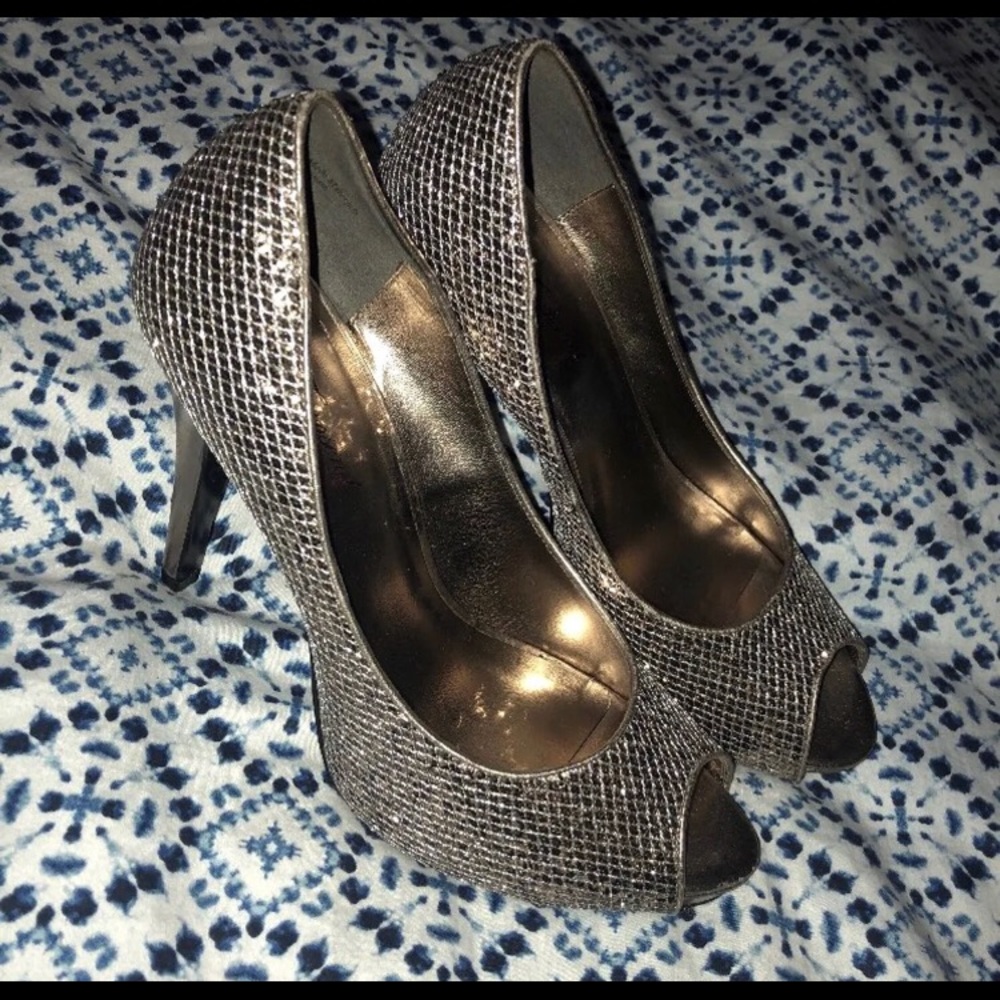 SILVER GLITZ PUMPS